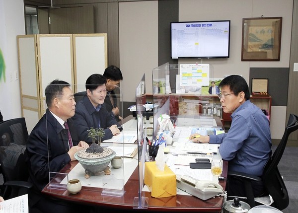 김산 무안군수(왼쪽)가 더불어민주당 서삼석 국회의원(오른쪽)을 만나 지역현안사업을 설명하고 내년도 국고예산 확보를 위한 협조를 요청했다.