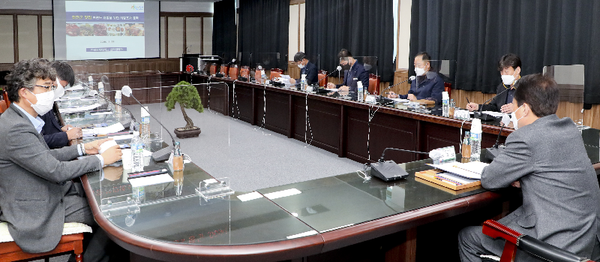 합천군은 지난 24일 군청 2층 소회의실에서'한눈에 반한 맛집 종합컨설팅 지원을 위한 기초조사 용역'완료 보고회 및 관계자 간담회를 개최했다./ⓒ합천군