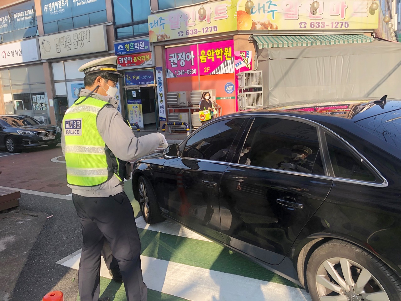 대전동부경찰서(서장 이교동)는 25일 지자체와 함께 동구 흥룡초등학교에서 '어린이 교통안전을 위한 불법 주정차 차량 합동단속'을 벌였다./ⓒ대전동부경찰서
