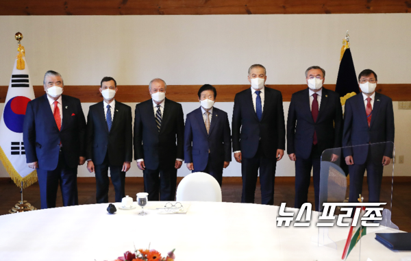 박병석 국회의장(가운데)은 26일 국회 사랑재에서 중앙아시아 4개국 외교장관 및 주한대사의 예방을 받았다. ⓒ 뉴스프리존