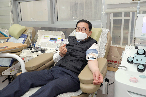 허성무 창원시장은 26일 오전 의창구 정우상가 헌혈의집을 찾아‘사랑의 헌혈 릴레이’에 동참했다./ⓒ창원시