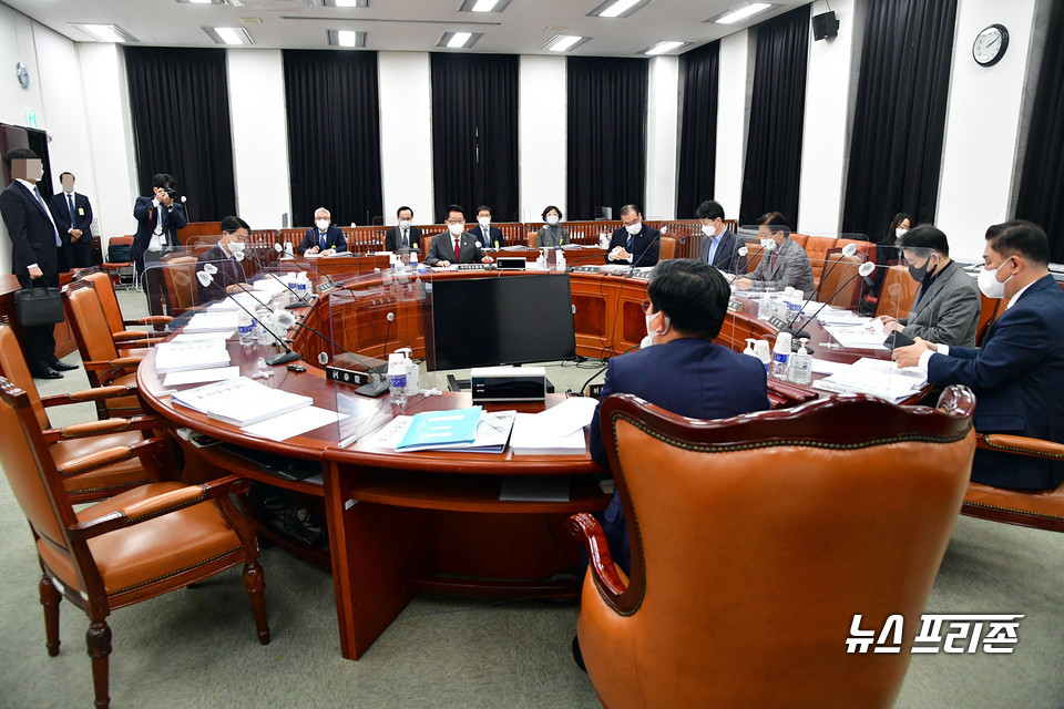 국회 정보위원회는 지난 24일 서울 여의도 국회에서 전체회의가 국민의힘 의원들이 불참한 가운데 열고 있다. Ⓒ연합뉴스