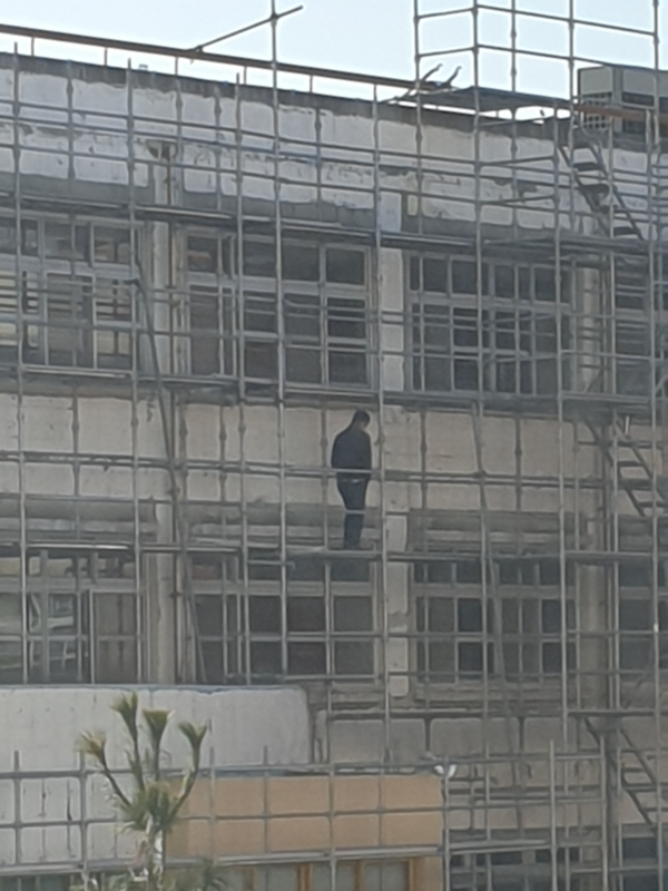 지난25알 양지초등학교 외벽공사 현장에서 한 관리자가 안전모를 착용하지 않은 채 주머니에 손을 넣고 걸어가고 있다.