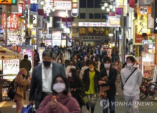 일본에서 신종 코로나바이러스 감염증(코로나19)이 빠르게 확산하는 가운데 25일 오후 도쿄도(東京都)의 유흥가인 가부키초(歌舞伎町)가 사람들로 붐비고 있다.