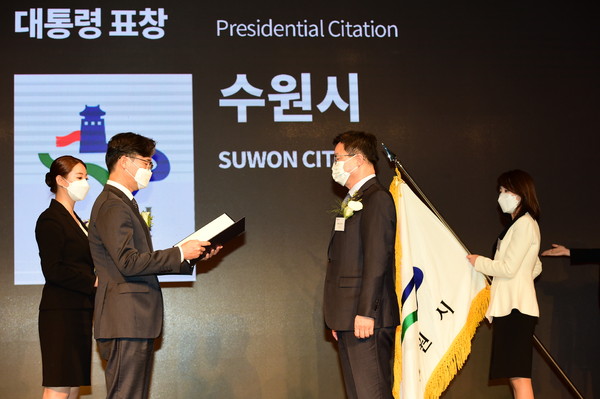 지난 19일 대한민국디자인대상 시상식에서 염태영 수원시장이 대통령 표창을 받고 있다.
