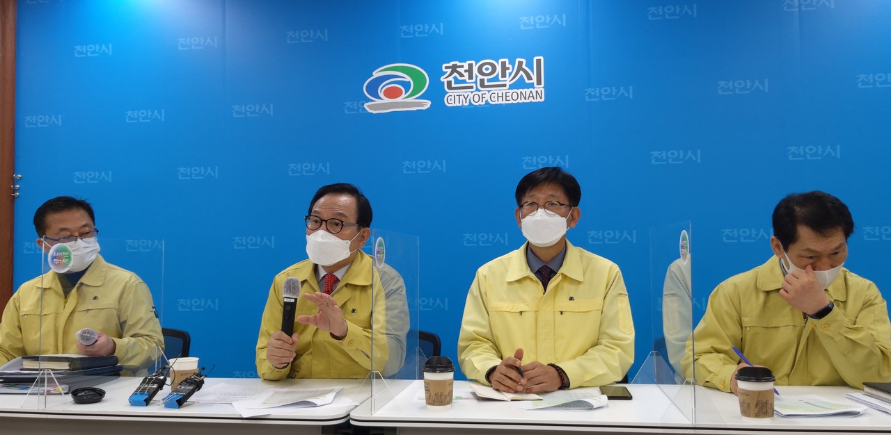 박상돈 천안시장(왼쪽 두 번째)과 전만권 부시장(왼쪽 세 번째) 코로나19 관련 기자회견 모습./ⓒ김형태 기자