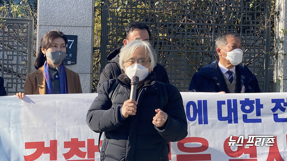 국내외 교수들과 연구자들이 서초동 대검찰청 앞에서 검찰개혁 지지 시국선언을 하고 있는 김민웅 교수