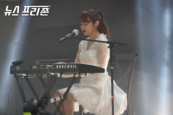 가수 소욘이 '2021 BTV 춘절만회 한국 오디션' 결승전    무대에서   '인순이의 아버지'를  열창하고 있다.