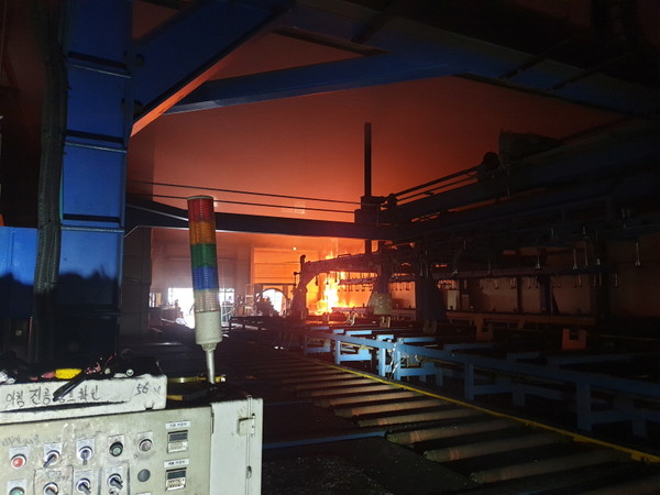 5일 오전 9시 24분쯤 충남 아산시 인주면 걸매리 인주산업단지내에 위치한 한 산업용품 제조공장에서 불이 나 1시간만에 진화됐다./ⓒ아산소방서