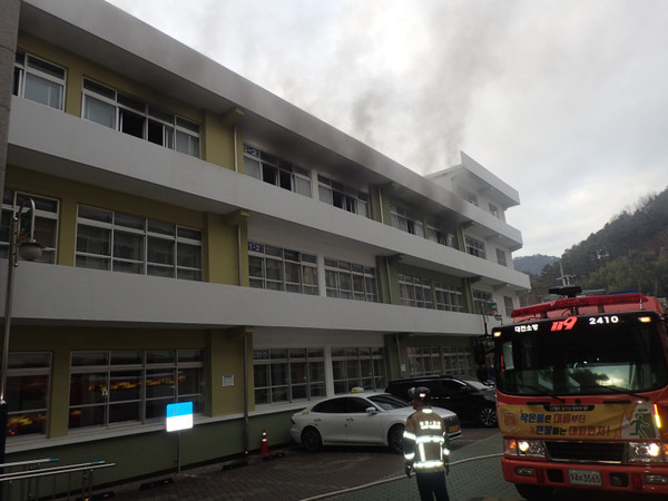 5일 오전 8시 18분쯤 대전시 중구 옥계동 한 초등학교 교실에서 불이 나 신고를 받고 출동한 소방관들이 진화작업을 벌이고 있다./ⓒ대전 동부소방서