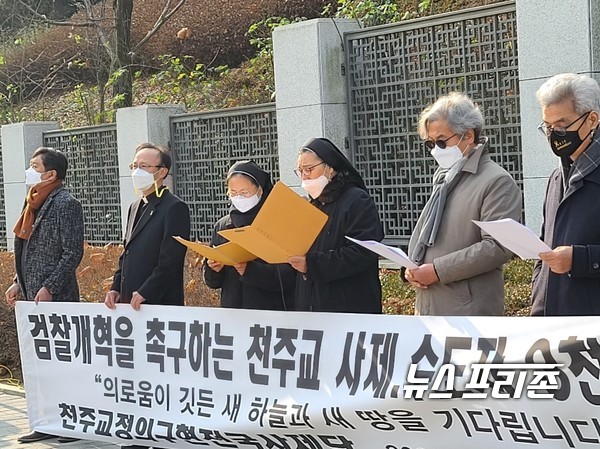 취재진들의 열띤 취재열기속에 시국선언하는 사제단과 수녀님들 ⓒ 김은경 기자