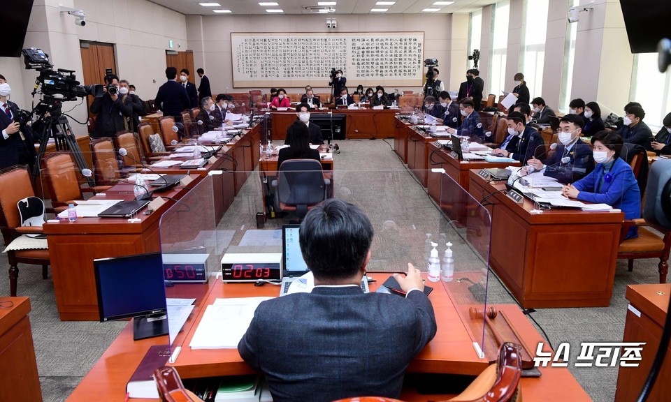 법제사법위원회 전체회의가 8일 서울 여의도 국회에서 공수처법 개정안 통과에 국민의힘 의원들이 항의 퇴장한 가운데 계속되고 있다. Ⓒ연합뉴스