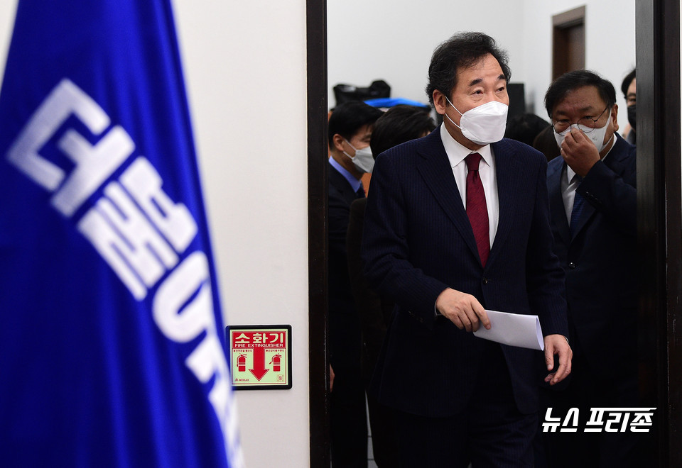 이낙연 더불어민주당 대표가 9일 서울 여의도 국회에서 열린 최고위원회의에 들어서고 있다. Ⓒ연합뉴스