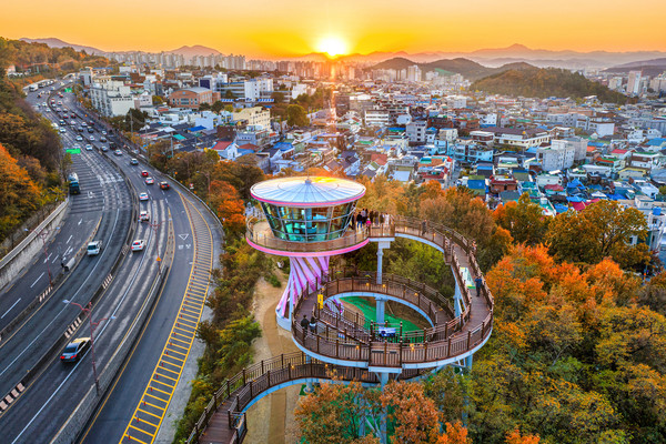 남구사랑 사진공모전에서 대상을 받은 김영수씨의 작품 ‘앞산의 해넘이 명소 ’/ 남구청
