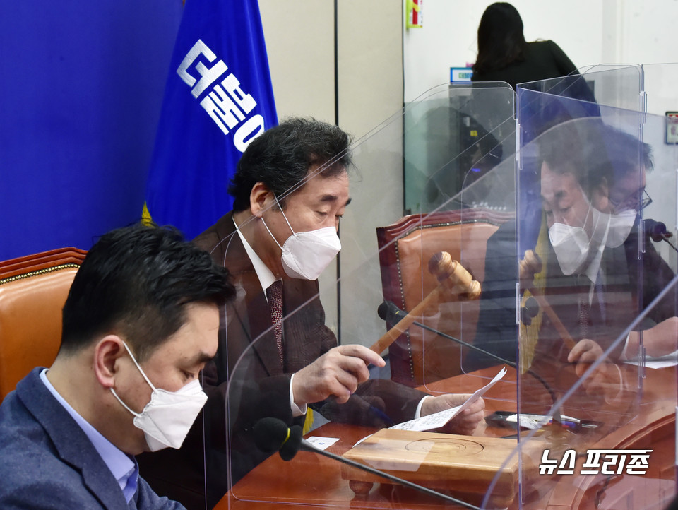 이낙연 더불어민주당 대표가 11일 서울 여의도 국회에서 열린 최고위원회의에서 개의 선언을 하고 있다. Ⓒ연합뉴스