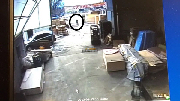 1차 화재사고(2013년 1월 15일 오후) 당시 CCTV에는 S산업 대표 A씨의 아들이자 공장장인 B씨가 장작불로 보이는 무언가를 오른손에 들고 있는 장면과 공장 주변을 서성이는 장면이 확인됐다. /ⓒ 손해사정사 G씨