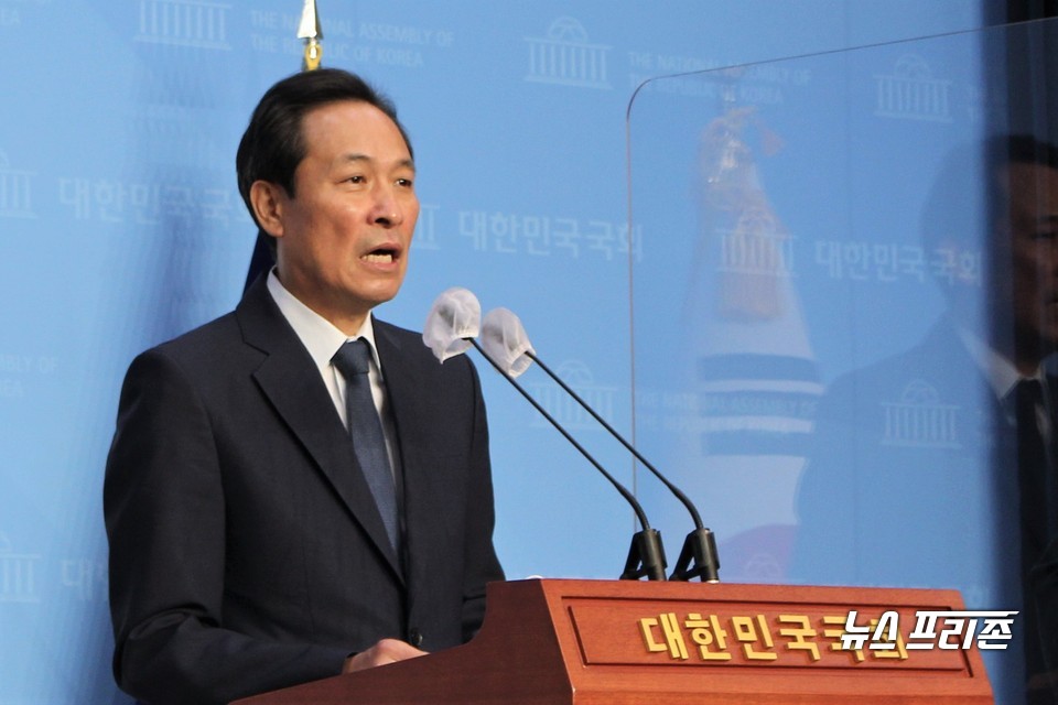 우상호 더불어민주당 의원이 5일 서울 여의도 국회 소통관에서 이동통신사의 가입자당 평균매출이 공급원가에 비해 지나치게 높다는 기자회견을 하고 있다. Ⓒ김정현 기자
