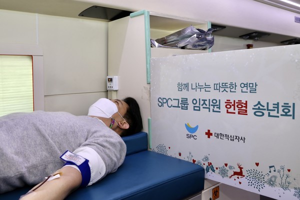 SPC그룹 임직원이 17일 서울 서초구 SPC그룹 양재사옥에서 진행된 헌혈송년회에 참여해 헌혈을 하고 있다 / ⓒSPC그룹