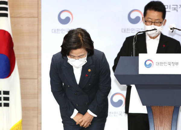 추미애 법무부 장관이 16일 오후 서울 종로구 정부서울청사에서 열린 권력기관 개혁 관련 언론 브리핑에서 발표에 앞서 인사를 하고 있다.