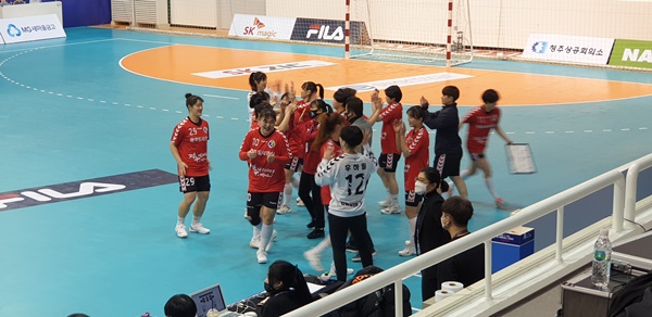 광주도시공사 여자핸드볼팀 선수들이 지난 19일 충북 청주 올림픽국민생활관에서 열린 2020~2021 SK핸드볼코리아리그 여자부 1라운드 컬러풀대구와의 경기에서 32대28로 승리했다./ⓒ광주시체육회