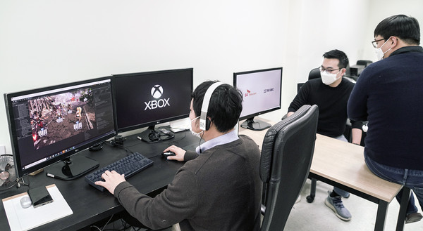 SKT 조재유 Game담당(가운데)과 티노게임즈 김동효 대표(오른쪽)가 Xbox에 출시되는 ‘네오버스’ 게임과 관련해 회의하고 있다. /ⓒSK텔레콤