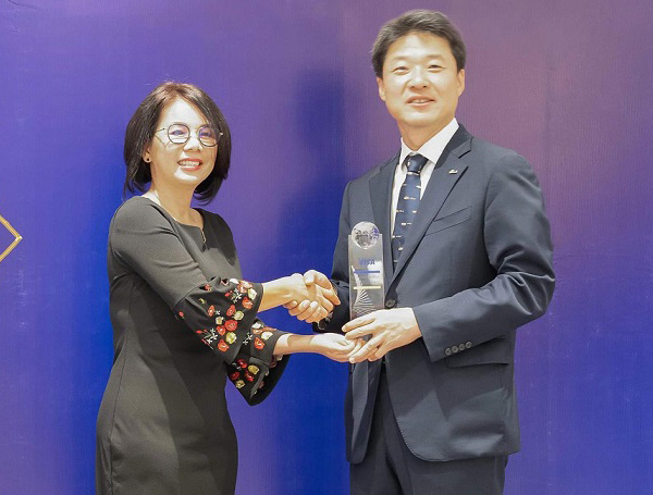 17일 베트남 호치민에서 열린 '2020 VISA Leadership Award'에서 신한베트남은행 김병건 부법인장(오른쪽)이 수상하는 모습. / ⓒ신한은행