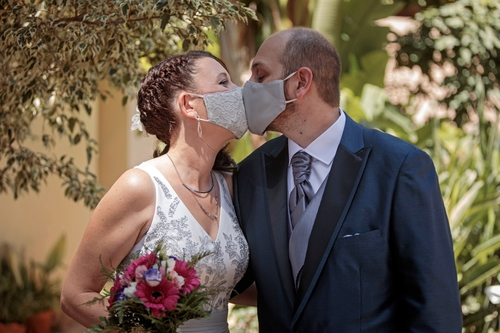스페인의 결혼식, 마스크 쓰고 입맞춤     EPA연합뉴스2020년 새 생명의 탄생과 함께     신준희 기자   