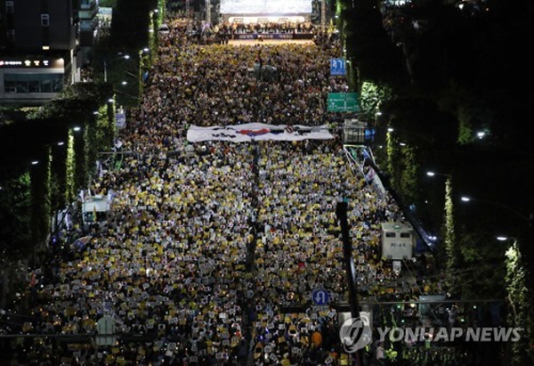 지난해 10월, 서울 서초동 일대에서 열린 공수처 설치와 검찰개혁 등을 촉구하는 시민들의 촛불 문화제 모습. 셀 수도 없이 많은 시민들이 참석했다. /ⓒ 연합뉴스