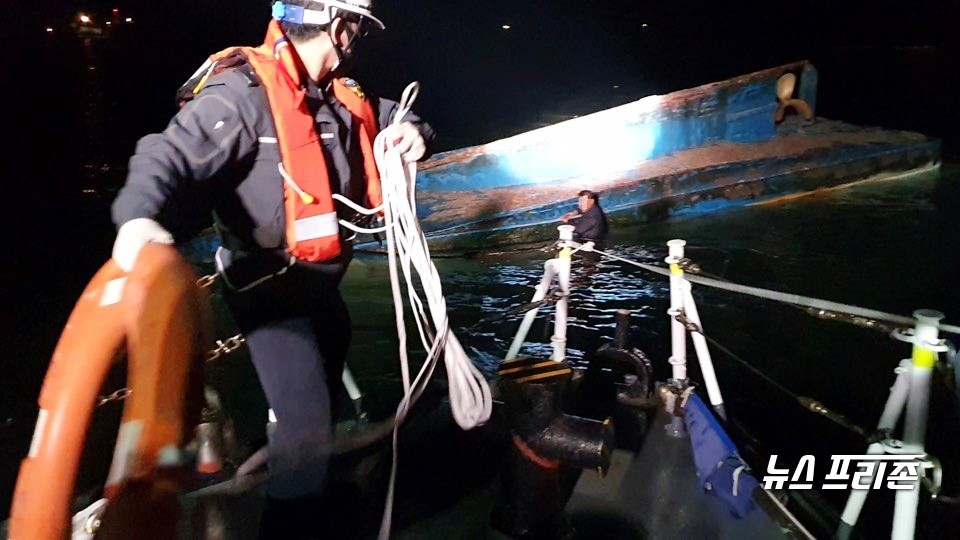 삽시도 인근 전복선박 승선원 3명 구조 장면.©보령해양경찰서
