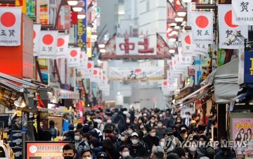 일본에서 신종 코로나바이러스 감염증(코로나19)이 빠르게 확산하는 가운데 29일 수도 도쿄도(東京都) 다이토(台東)구의 상점가가 인파로 붐비고 있다.