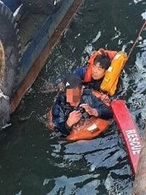 목포해경 경찰관이 동명항 해상에 추락한 50대 선원을 구조하고 있다