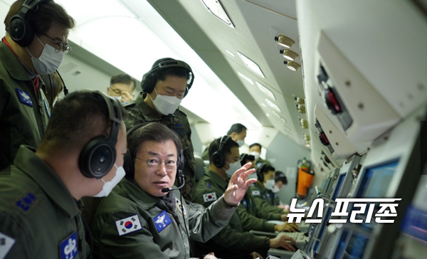 문재인 대통령이 새해 첫날인 1일 공군 항공통제기 E-737에 탑승해 우리 군의 대비태세를 점검하며 지휘비행을 하고 있다. ⓒ청와대