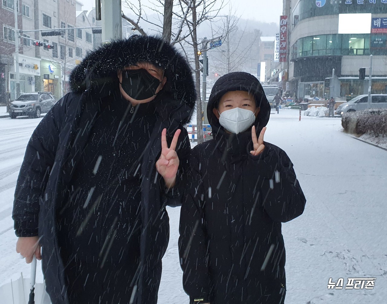 2021년 신축년(辛丑年) 새해 첫 날인 1일 오후 대전에 눈이 내리는 가운데, 대전 유성 노은에 사는 사촌남매가 웃으며 포즈를 하고 있다./ⓒ이현식 기자