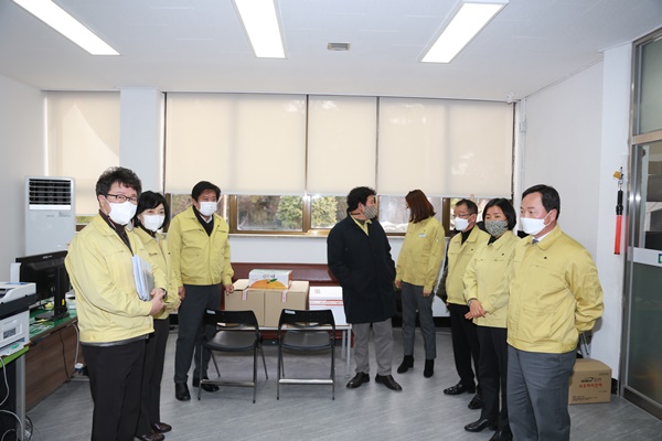 광주 남구의회 의원들은 5일, 남구보건소 코로나-19 선별진료소를 방문해 관계자들의 노고를 격려했다.
