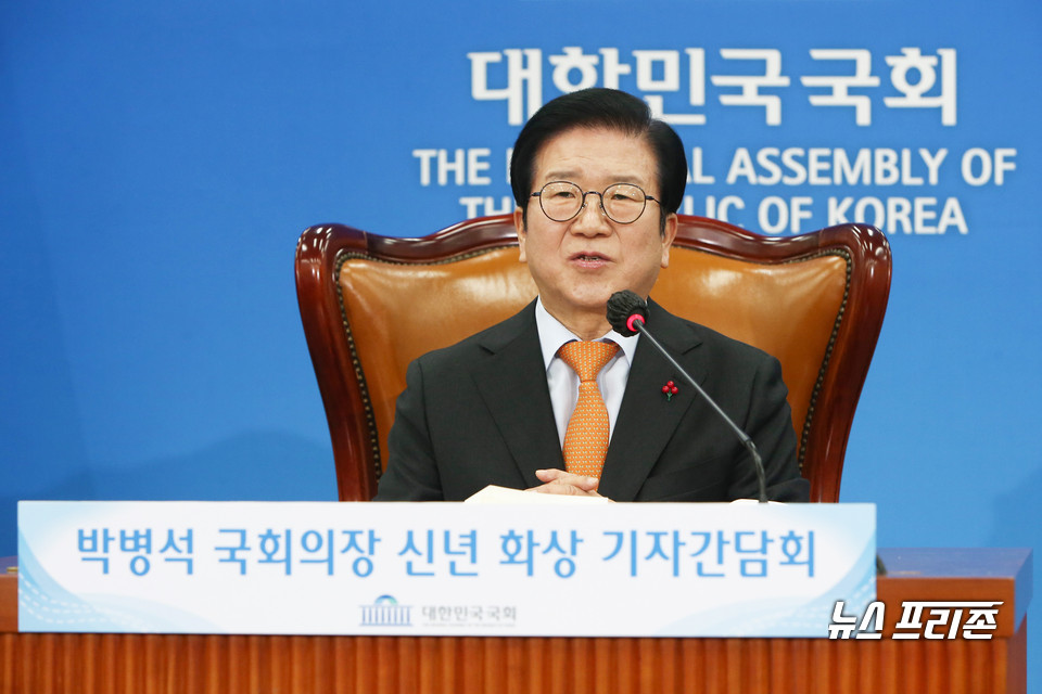 박병석 국회의장이 6일 국회에서 열린 신년 화상기자간담회에서 인사말하고 있다. Ⓒ연합뉴스