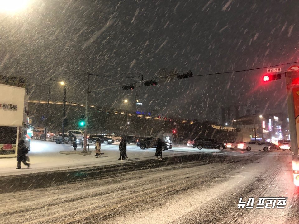 사진: 서울시 영등포구와 강동구에 퇴근길에 길가에 눈이 쌓인 모습
