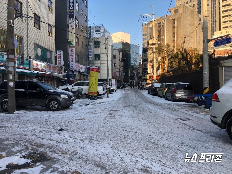 서울 동대문구 아침 출근 길, 오고가는 길목에 눈을 치우는 사람들..