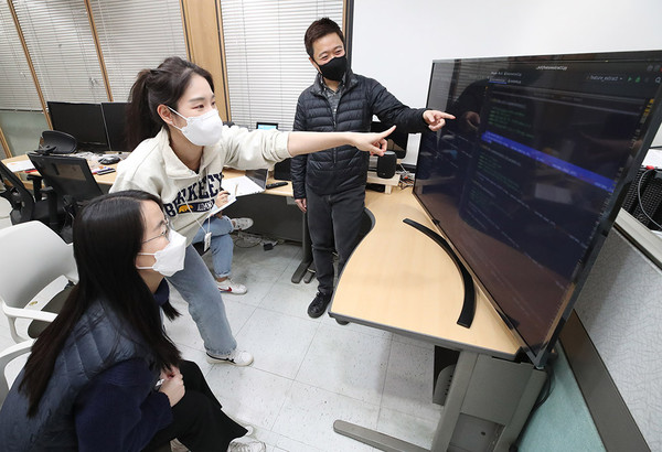 서울 서초구 KT융합기술원에서 연구원들이 AI 기술을 개발하고 있다. / ⓒKT