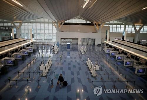 코로나19 관련 입국 규제로 텅 빈 하네다공항 국제선 터미널.