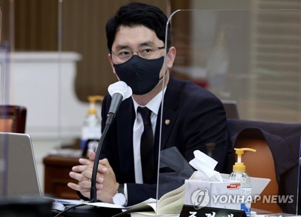 가로세로연구소로부터 성폭행 의혹이 제기된 지 하루만에 김병욱 의원은 돌연 국민의힘을 탈당했다. 비대위원회 회의 20분을 앞두고 돌연 탈당 의사를 밝힌 것이다. / ⓒ 연합뉴스