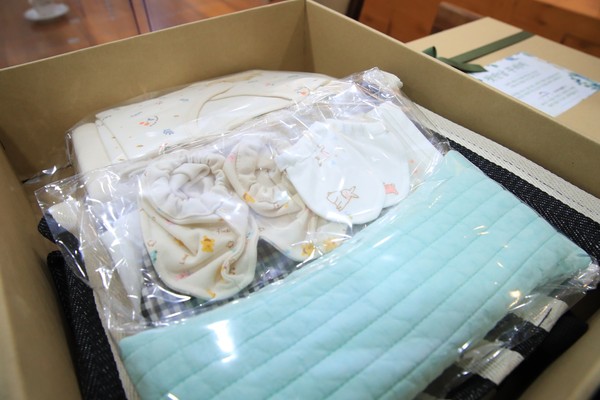 첫만남 꾸러미에 로즈아트 플리마켓 참여자와 여성일자리 지원사업 수료자들이 직접 만든 유아용 베개, 배냇저고리, 속싸개 등이 들어있다./ⓒ수성구청