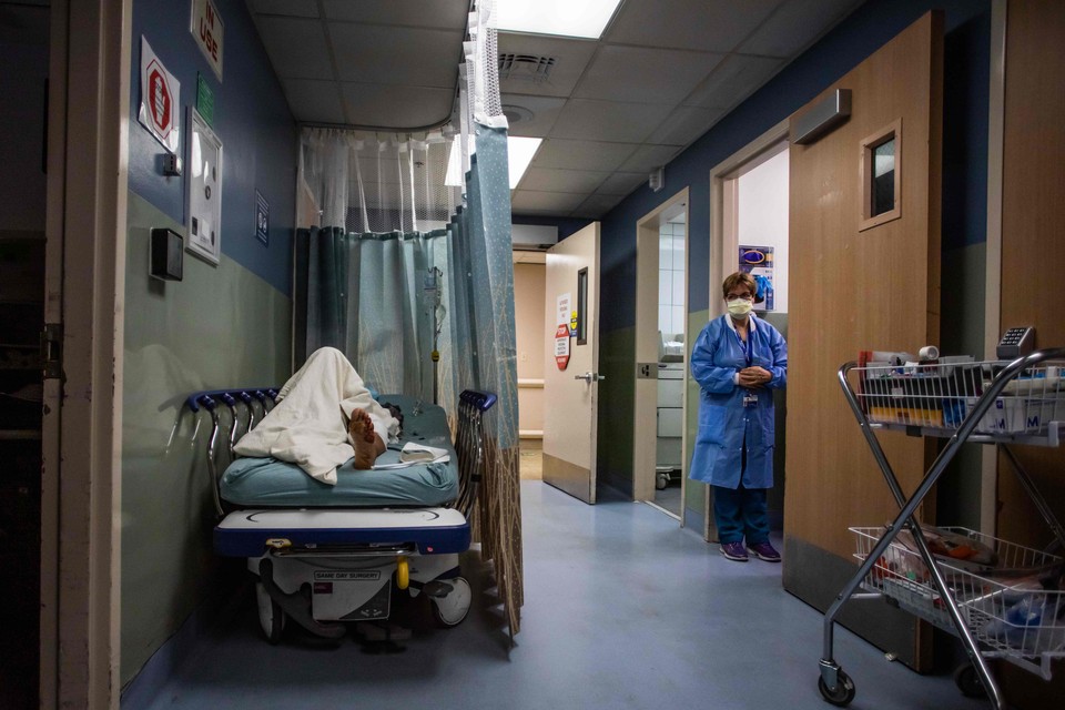 사진: 미국 캘리포니아주의 한 병원의 복도에 누워 대기 중인 환자[AFP=연합뉴스]