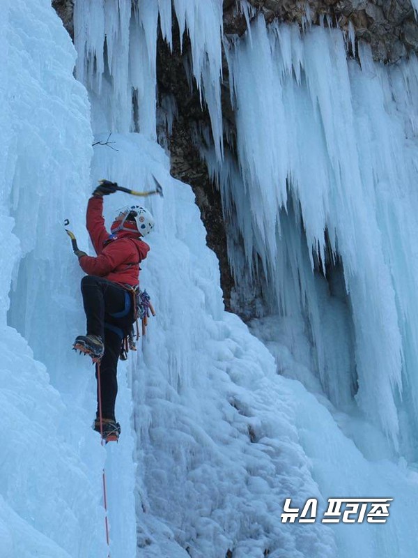 유순준 생활체육지도자가 아이스바일로 꽁꽁언 얼음 직벽을 힘차게 내리 찍으며 얼음 직벽을 오르고 있다.ⓒ 최문봉 기자
