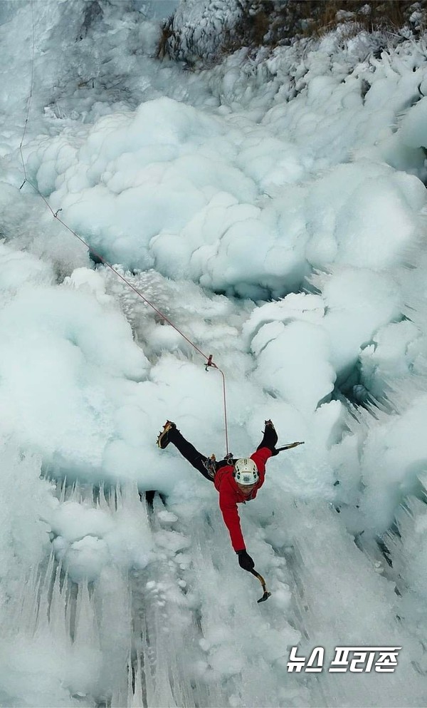 유순준 생활체육지도자가 아이스바일로 꽁꽁언 얼음 직벽을 힘차게 내리 찍으며 얼음 직벽을 오르고 있다.ⓒ 최문봉 기자