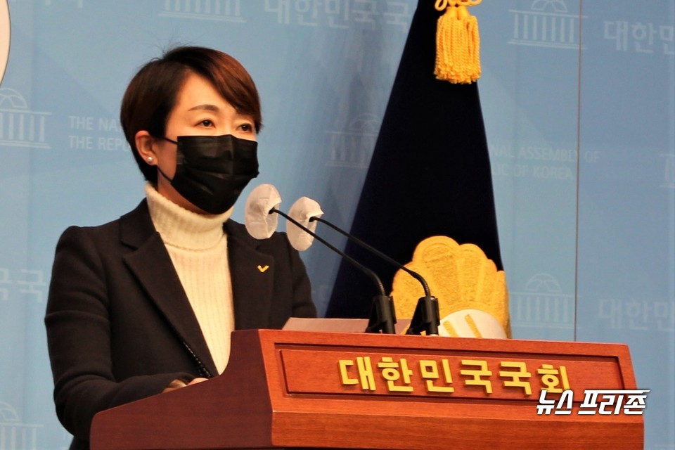 정호진 정의당 수석대변인이 15일 오전 서울 여의도 국회 소통관에서 브리핑을 하고 있다. Ⓒ김정현 기자