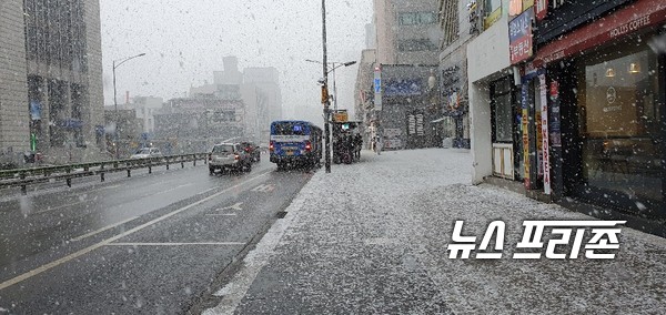 18일 오전 서울 영등포구 영등포역에 눈이 내리고있는 모습