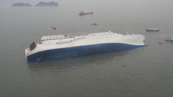 사진: 2014년 4월16일 전남 진도군 앞바다에서 침몰하고 있는 세월호.  ⓒ 연합뉴스