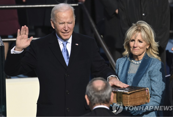 조 바이든 미국 대통령은 20일(현지시간) 제46대 대통령에  취임했다. 사진은 취임선서를 하고 있는 모습
