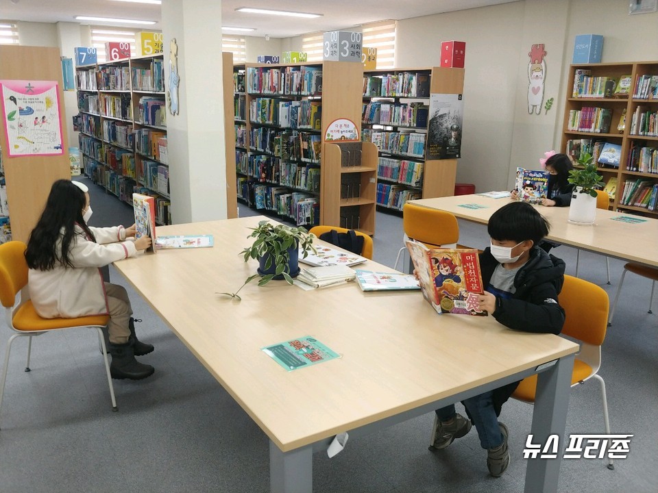 충남예산교육지원청 예산도서관은 학생들이 독서에 흥미를 갖고 학습 증진에 도움을 주기 위해 다양한 독서 프로그램을 지원하고 있다./ⓒ예산교육지원청