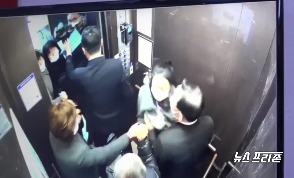 20일 주호영 국민의힘 원내대표가 본 매체 기자를 엘리베이터에서 강하게 밀쳐내고 있는 cctv영상
